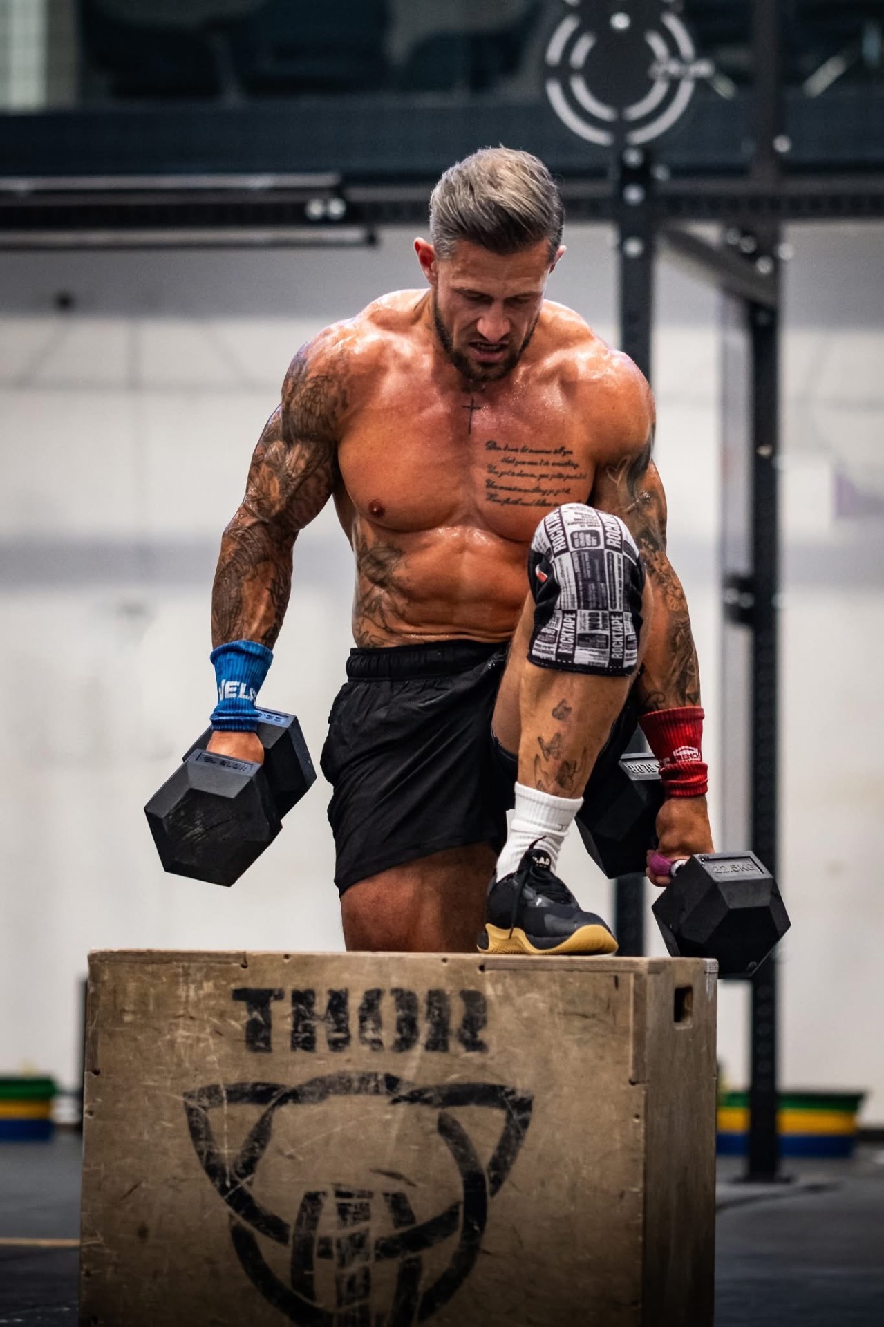 Trening hybrydowy — hantle i box